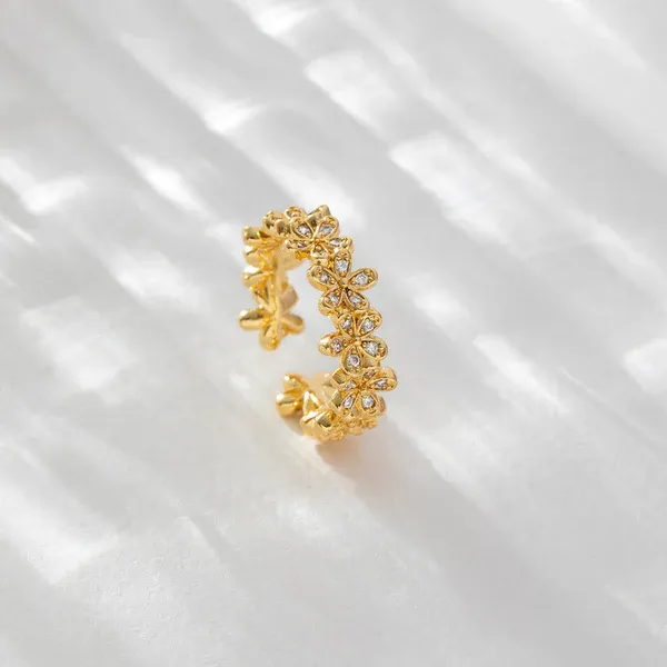 Zara Floral Eternity Ring | Stainless Steel | 18K Gold Plated | Anti Tarnish